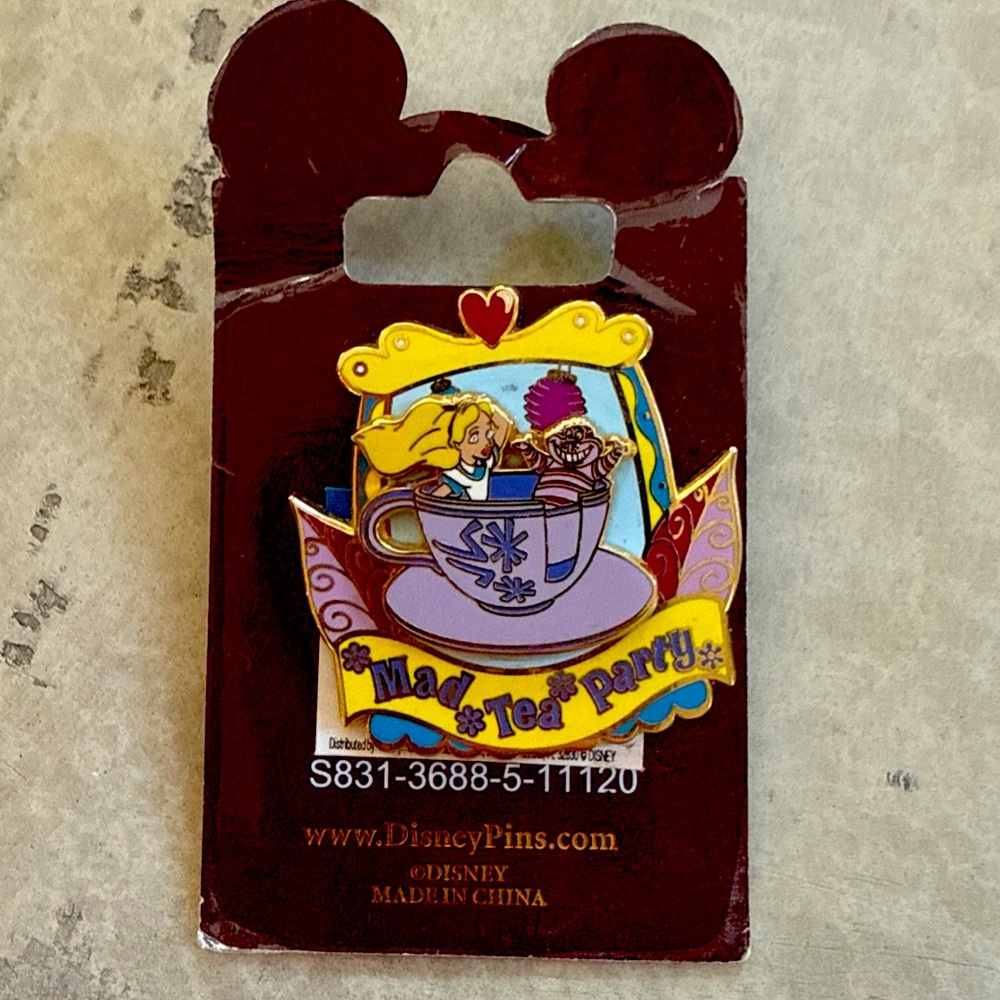 Disney Parks 2010 Alice in Wonderland and Characters Teacup Pin w/ Cheshire